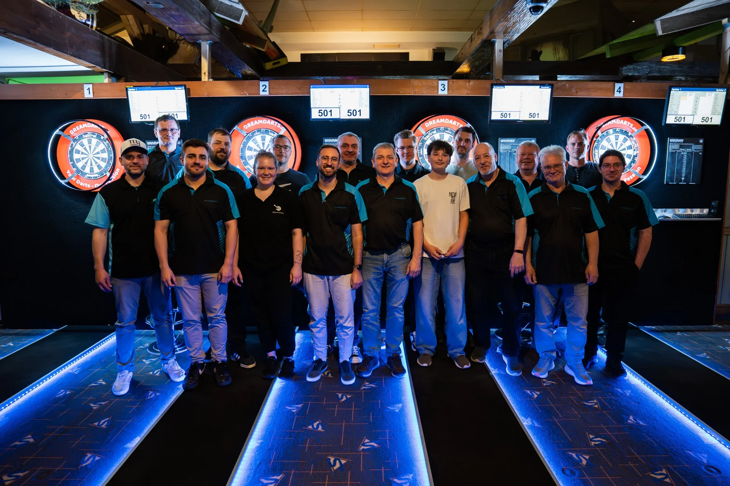 Gruppenfoto der Finalisten der Abschlusscompetition vor den Dartboards