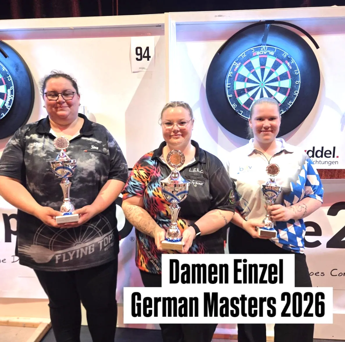 Teresa Spichtinger mit Pokal auf dem Siegertreppchen im Damen-Einzel der German Master 2026