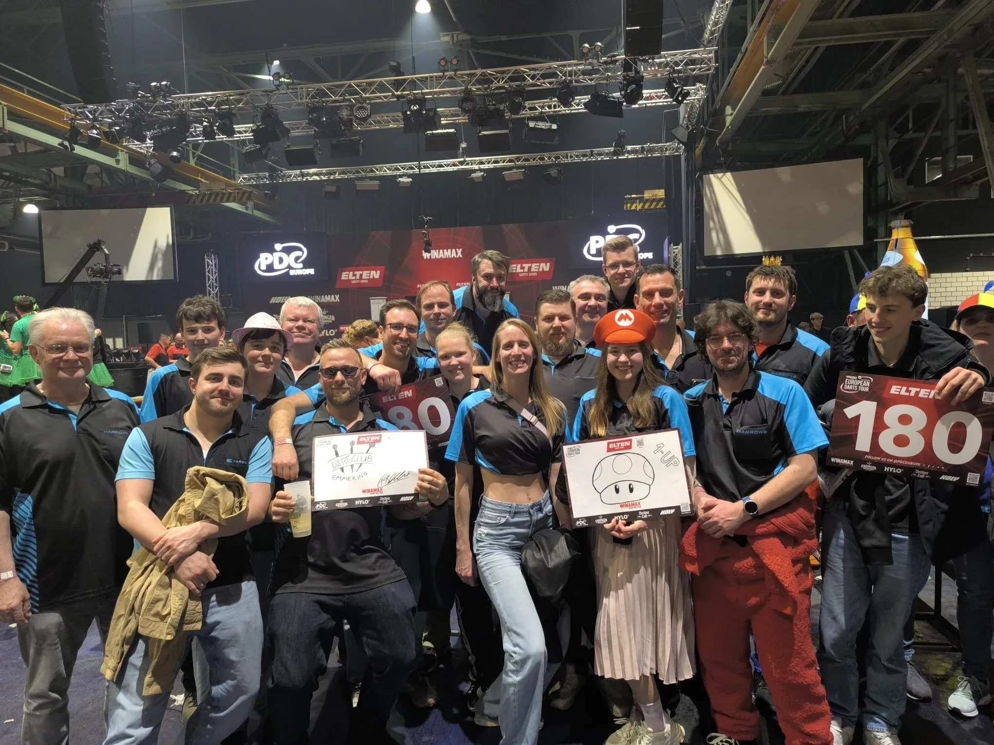 Gruppenfoto des Dartclub Emmering bei der European Tour im Zenith in München