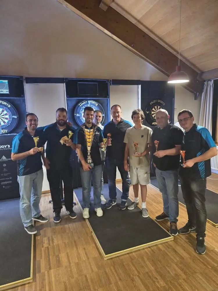 Die beiden Teams des DC Emmering mit Pokalen beim 1. Quartett-Turnier bei Enjoy