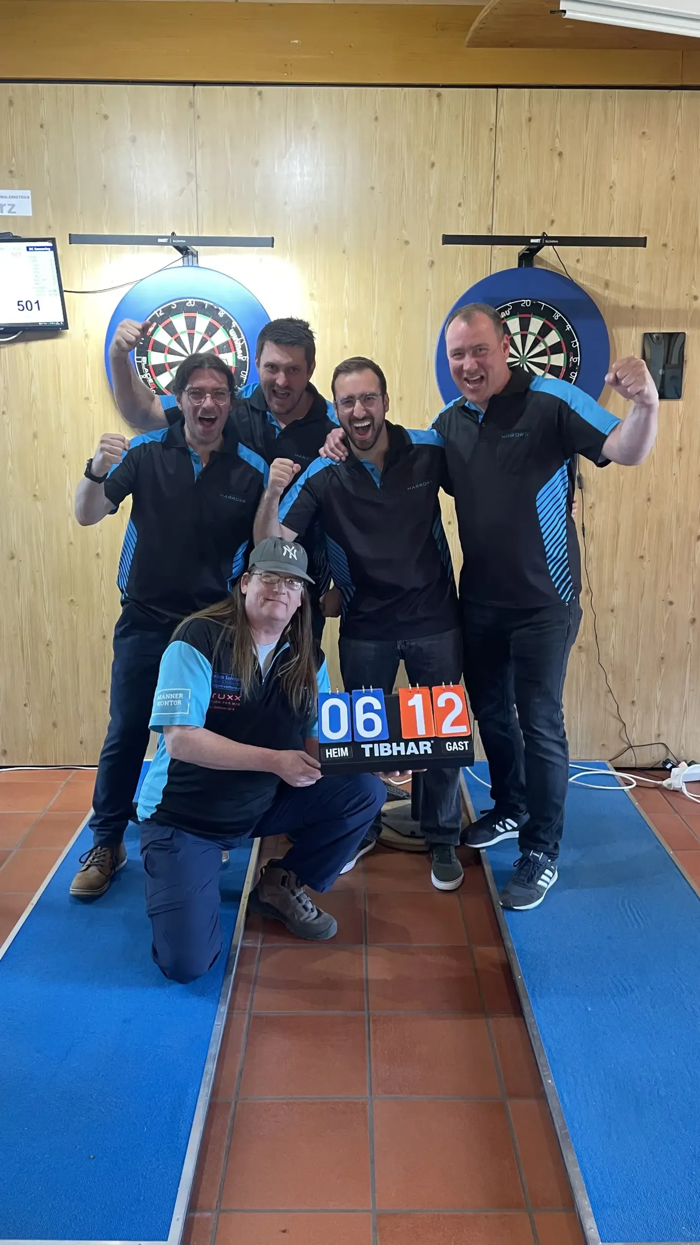 Die Mannschaft DC Emmering II feiert den Aufstieg in die 3. Bezirksliga