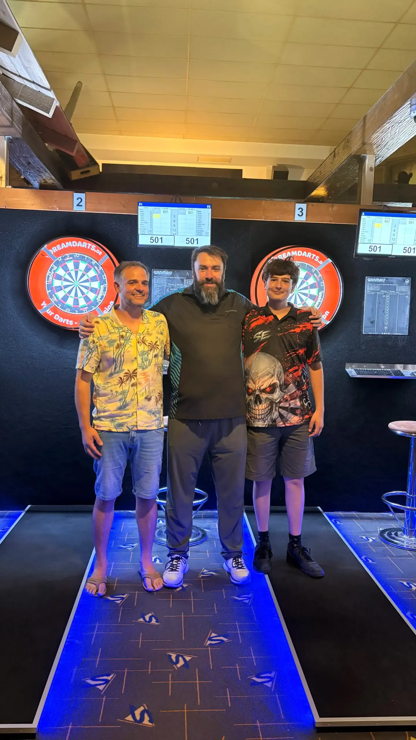 Die drei Erstplatzierten der Abschlusscompetition vor den Dartboards
