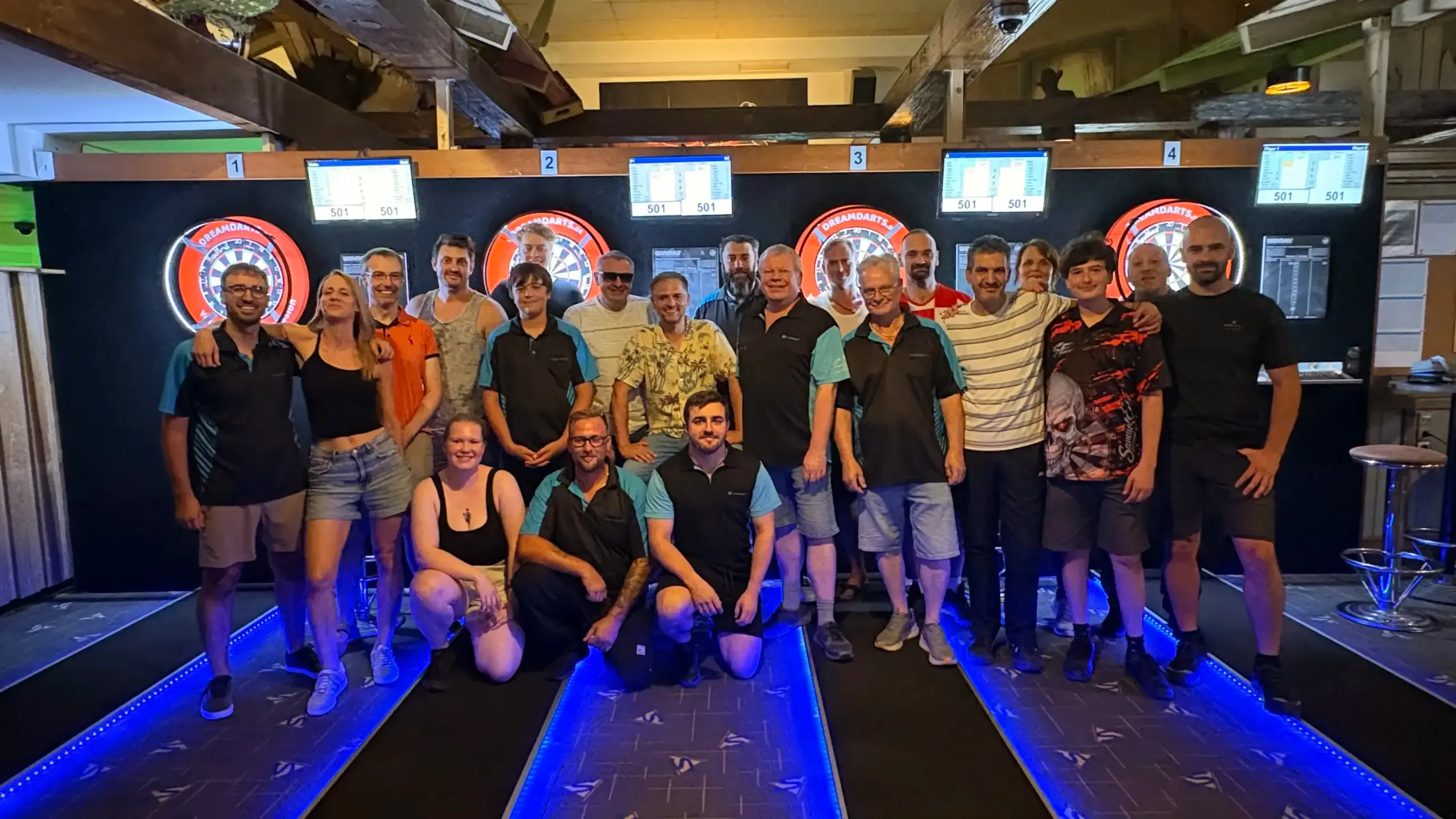 Gruppenfoto der Teilnehmer von Abschlusscompetition und Sommerfest vor den Dartboards